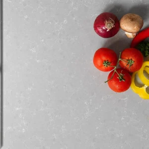 Çimstone Tundra mutfak tezgahı, açık gri beyaz damarlı