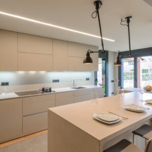 Neolith Pietra Di Osso mat açık bej/kemik rengi ultra kompakt porselen mutfak tezgahı uygulaması